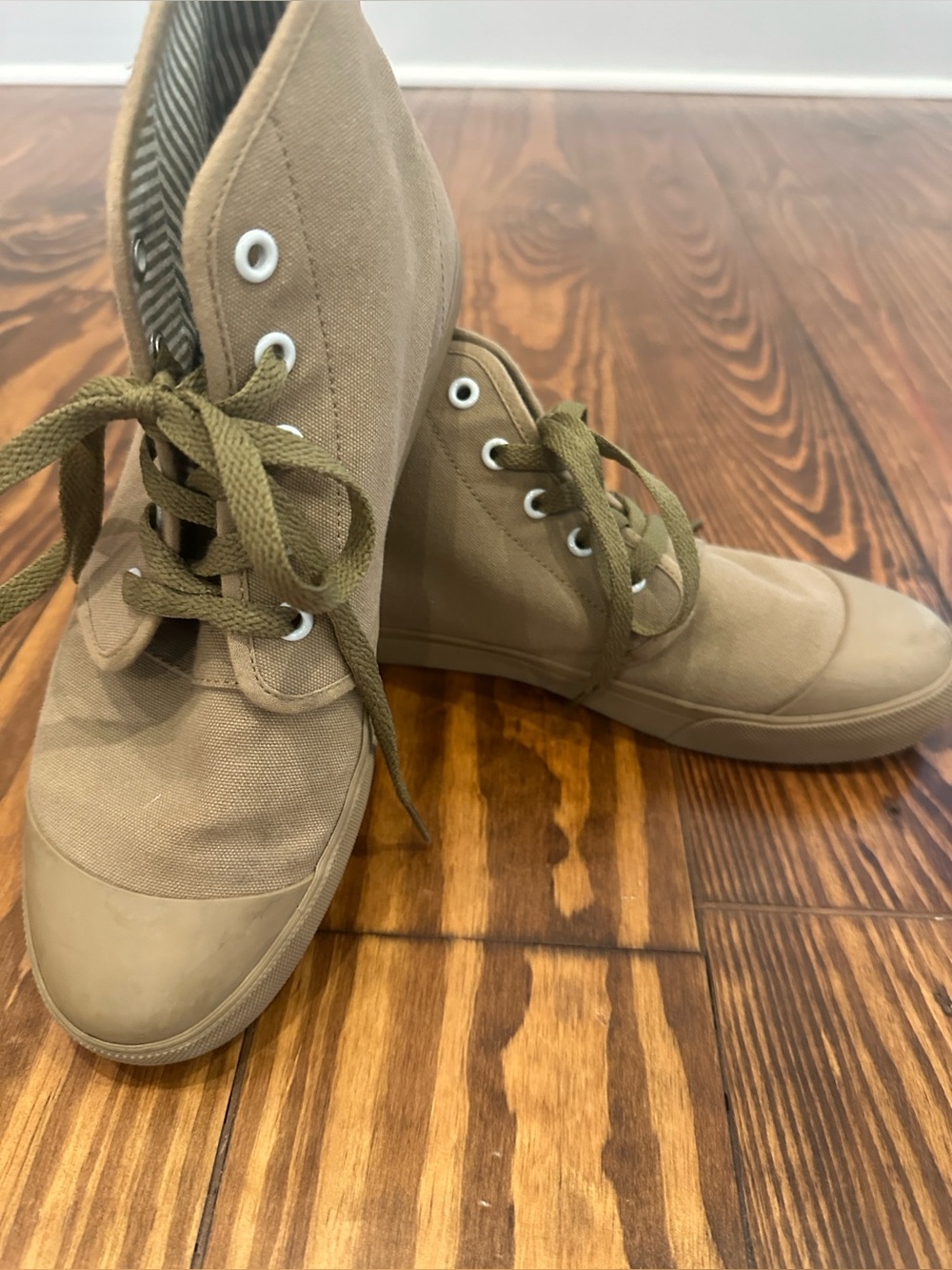 Women’s Canvas High-Top Sneakers in Khakie